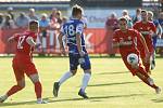 Utkání Fobalové národní ligy mezi MFK Chrudim (v červeném) a FK Pardubice (v modrém) na fotbalovém stadionu v Chrudimi.