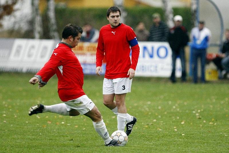 HRADIŠTĚ - SLATIŇANY. V úvodu utkání dvakrát podržel domácí tým gólman Habivský a to se ukázalo pro další vývoj utkání jako rozhodující.