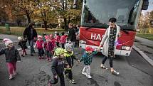 Cvičení Agens 2017 v Pardubicích. Město zkouší evakuaci velkého počtu osob v případě teroristického útoku otravnou látkou. V první evakuační zóně to znamená do bezpečí dostat děti z MŠ Pastelka.