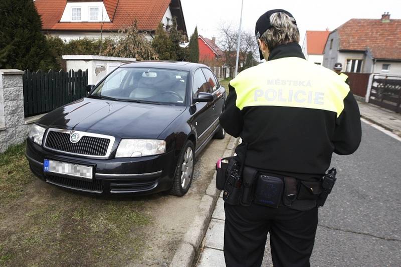 Parkování ve Svítkově je problém. Místní radnice požádala městskou policii o důraznější postup v případě parkování na chodnících nebo na veřejné zeleni.