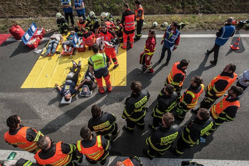 Cvičení záchranářů u Medlešic: Střet auta s autobusem, přes 50 zraněných, tři mrtví. 