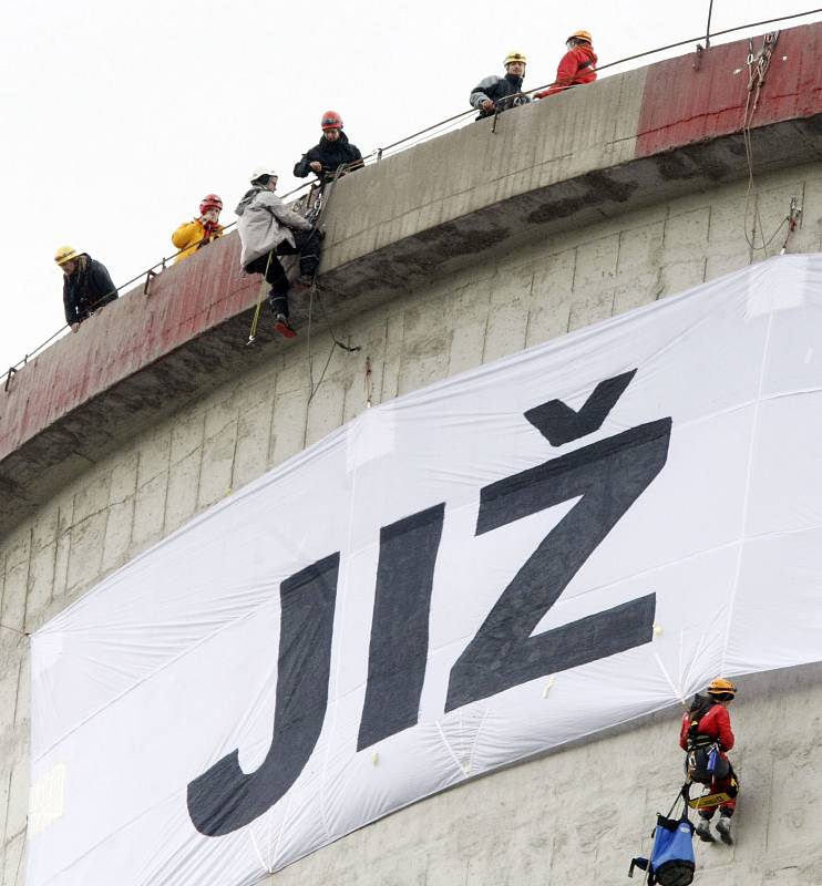 Aktivisté Greenpeace na chladící věži chvaletické elektráry rozvinuli transparent s nápisem Již brzy. Druhou část nápisu mají lidé vybrat na internetu. 