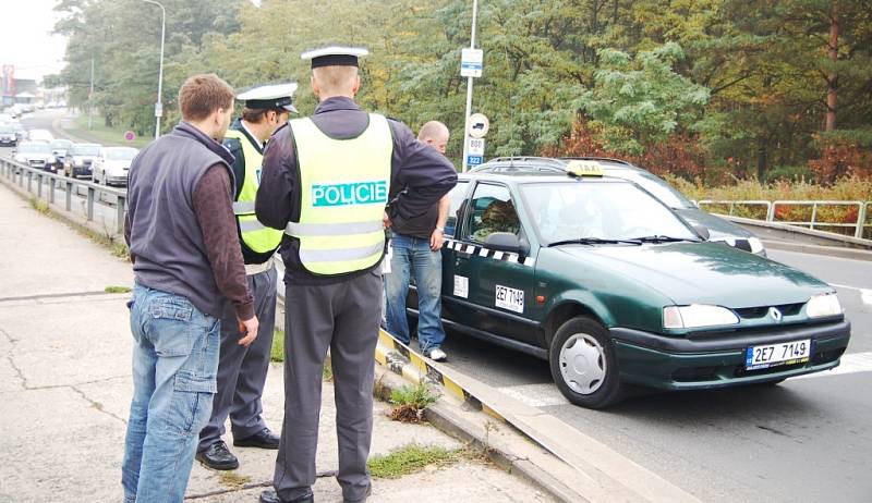 Dopravní policisté zadrželi na nadjezdu u Parama taxikáře. Na Velkou pardubickou vezl tři cizince