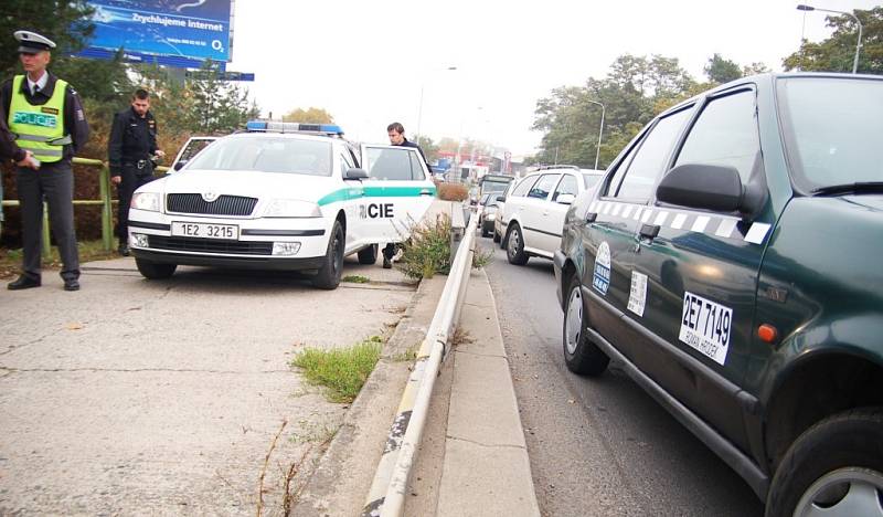 Dopravní policisté zadrželi na nadjezdu u Parama taxikáře. Na Velkou pardubickou vezl tři cizince