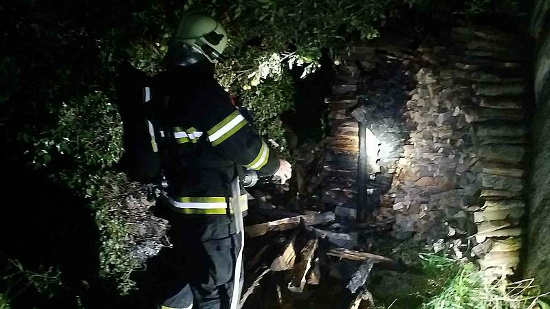 Čtyři jednotky hasičů vyjely k požáru srubu do Lichkova. Jednalo se o nedbalost při manipulaci s otevřeným ohněm. Škoda byla předběžně vyčíslena na 100 tisíc korun.