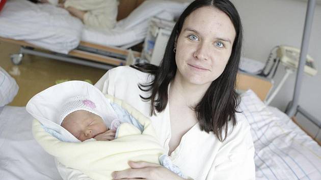 Natálie Vernerová se narodila 14. března ve 23:07 hodin. Měřila 47 centimetrů a vážila 3020 gramů. Maminku Lucii u porodu podporoval tatínek Radek a doma v Lázních Bohdanči čeká ještě bráška Adámek (4,5).