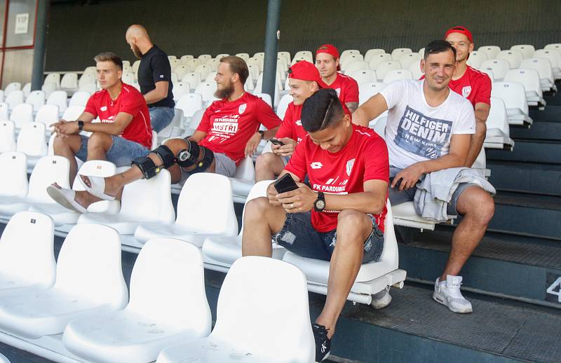 Utkání Fotbalové národní ligy mezi FK Viktoria Žižkov (v bíločerveném) a FK Pardubice (v modrém).