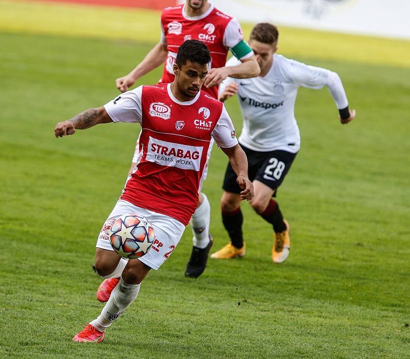 Fotbalové utkání Fortuna ligy mezi FK Pardubice (v červenobílém) a AC Sparta Praha ( v bíločerném) na Městském stadionu Ďolíček v Praze.