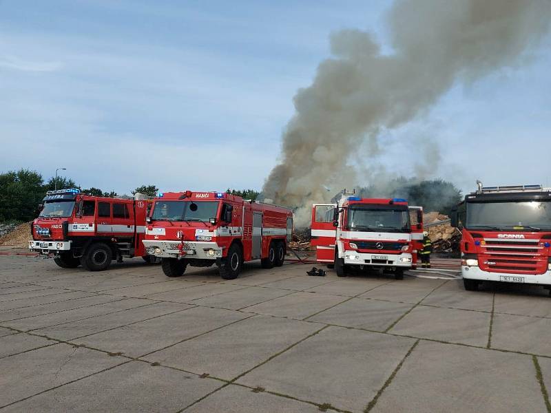 Ve středu odpoledne došlo k požáru překladiště odpadu v Dražkovicích.