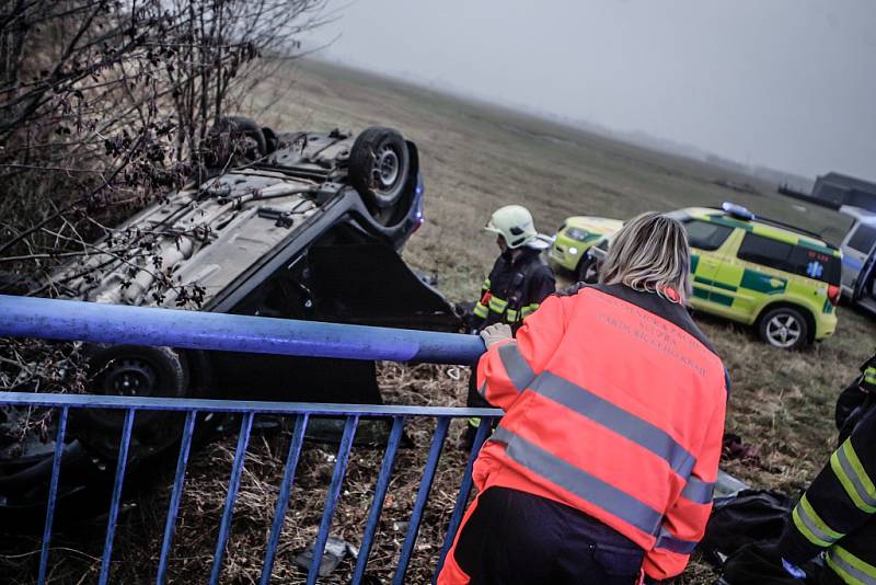 Osobní vůz narazil do betonového mostku mezi obcemi Ráby a Kunětice. Zranění utrpěli 4 lidé.