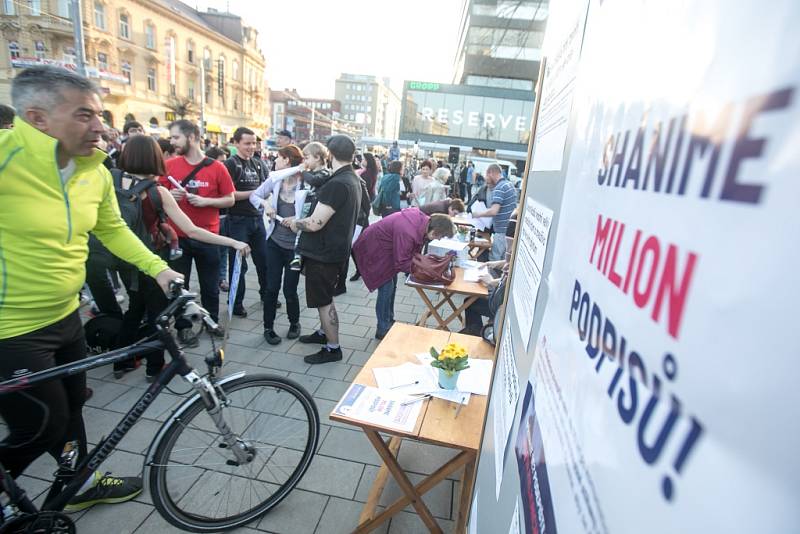 Demonstrace proti Babišovi. Na pardubické třídě Míru protestovalo na 400 lidí.