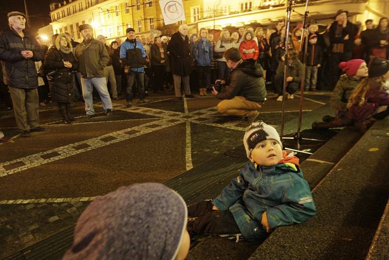 25 let od Sametové revoluce v Pardubicích si lidé listopad 89 připomněli opět před pardubickým divadlem.