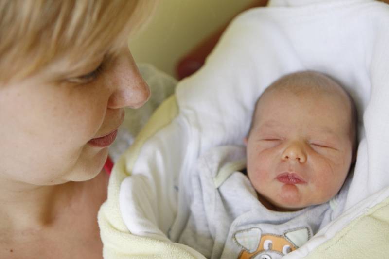 Matěj Záruba se narodil 27. května v 16:20 hodin. Měřil 51 centimetrů a vážil 3280 gramů. Maminka Gabriela a tatínek Petr jsou z Pardubic.