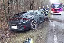 Nehoda elektromobilu u Černé za Bory.