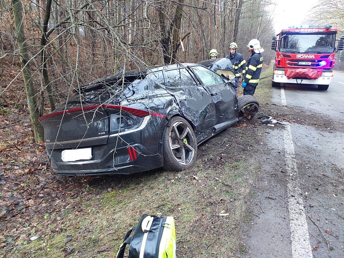Nehoda elektromobilu u Černé za Bory.