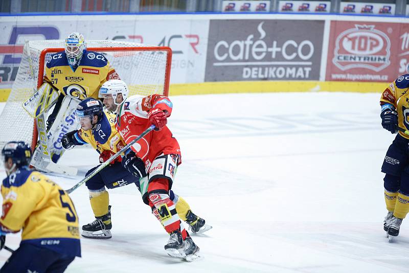 Hokejové utkání Tipsport extraligy v ledním hokeji mezi HC Dynamo Pardubice (v červenobílém) a PSG Berani Zlín  (ve žlutomodrém) pardudubické enterie areně.