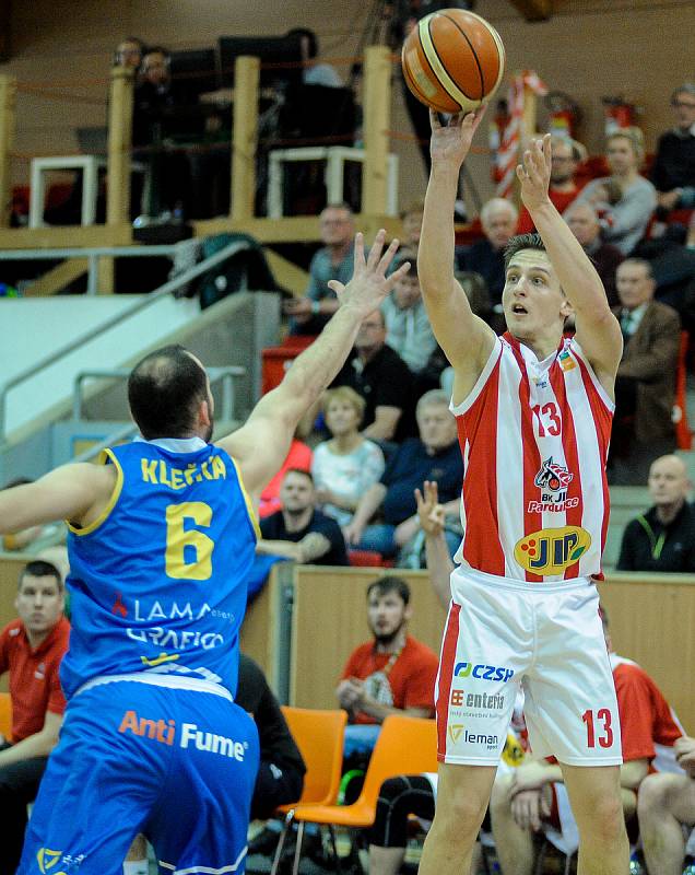 Basketbalové utkání Kooperativy NBL mezi BK JIP Pardubice (v červenobílém) a BK Opava (v modrém) v pardubické hale na Dašické.