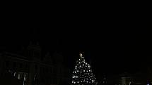 Vánoční strom na Pernštýnském náměstí v Pardubicích už svítí