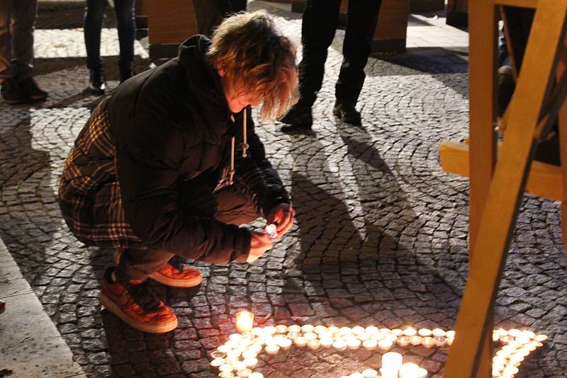 V sobotu 18. prosince proběhla vzpomínková akce v centru města. Na třídě Míru lidé zapalovali svíčky a vytvořili vzpomínkové srdce.