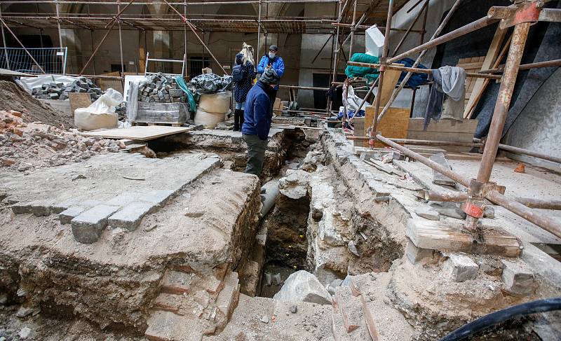 Archeologové Východočeského muzea během rekonstrukce našli mohutnou zeď z opuky - původní hrad ze 14. století!