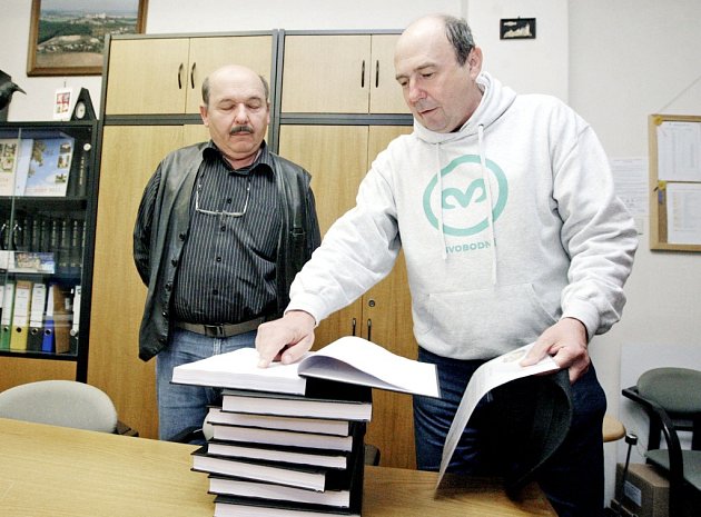 Provozovatel Perníkové chaloupky Luděk Šorm předává petici starostovi obce Ráby Josefu Soukupovi.