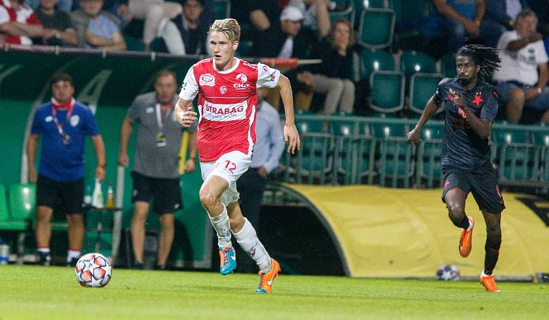 Fotbalové utkání Fortuna ligy mezi FK Pardubice (v červenobílém) a SK Slavia Praha ( v černém) na Městském stadionu Ďolíček v Praze.