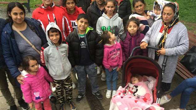 Jedna z romských rodin, která ve čtvrtek čekala před pardubickým KACPU.