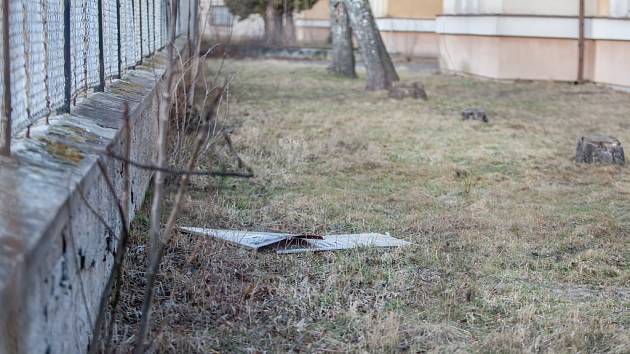 Vítr také poškodil střechy v areálu bývalých kasáren T. G. Masaryka v Pardubicích. Chodník podél areálu v ulici Pod Břízkami byl kvůli odletující krytině uzavřen.