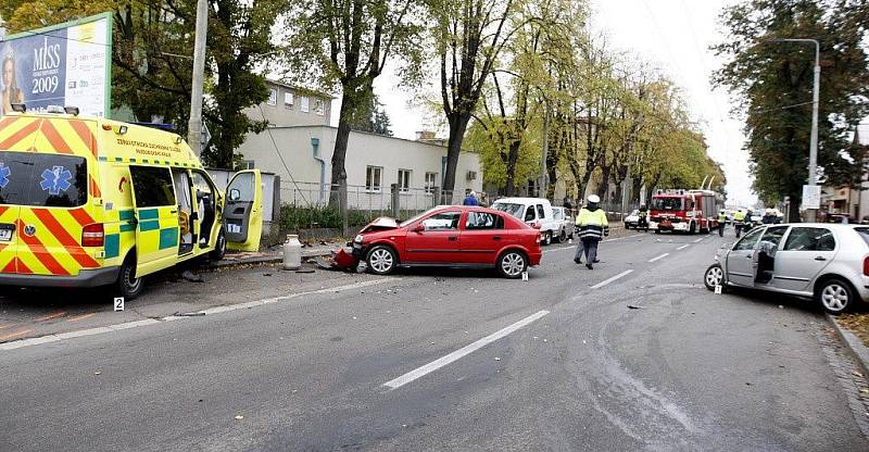 Houkající sanitka, které nedala řidička z vedlejší silnice přednost, čelně narazila do sloupu trolejového vedení