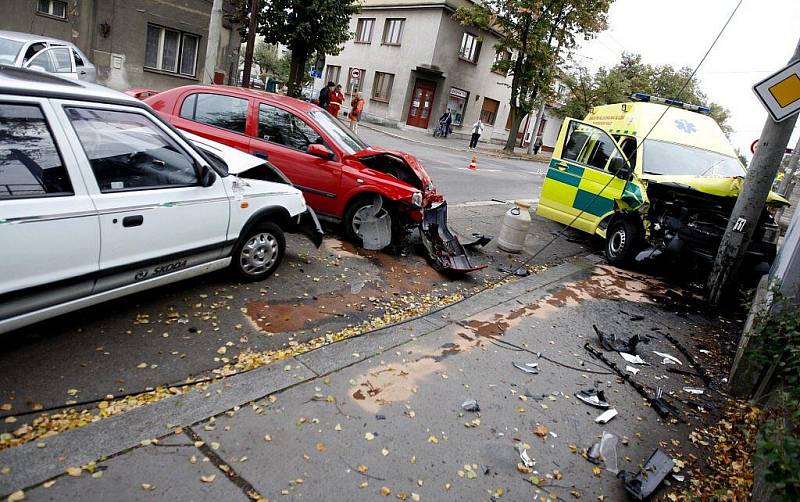 Houkající sanitka, které nedala řidička z vedlejší silnice přednost, čelně narazila do sloupu trolejového vedení