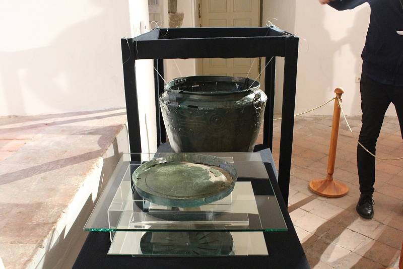 Východočeské muzeum v Pardubicích představilo senzační archeologický objev. Unikátní bronzové vědro z 9. století před Kristem. Sama nádoba je velmi vzácná, ale ukrývala i zajímavý obsah.