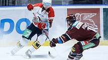 Hokejové utkání Tipsport extraligy v ledním hokeji mezi HC Dynamo Pardubice (v bíločerveném) a HC Sparta Praha (v červeném) v pardudubické enterie areně.