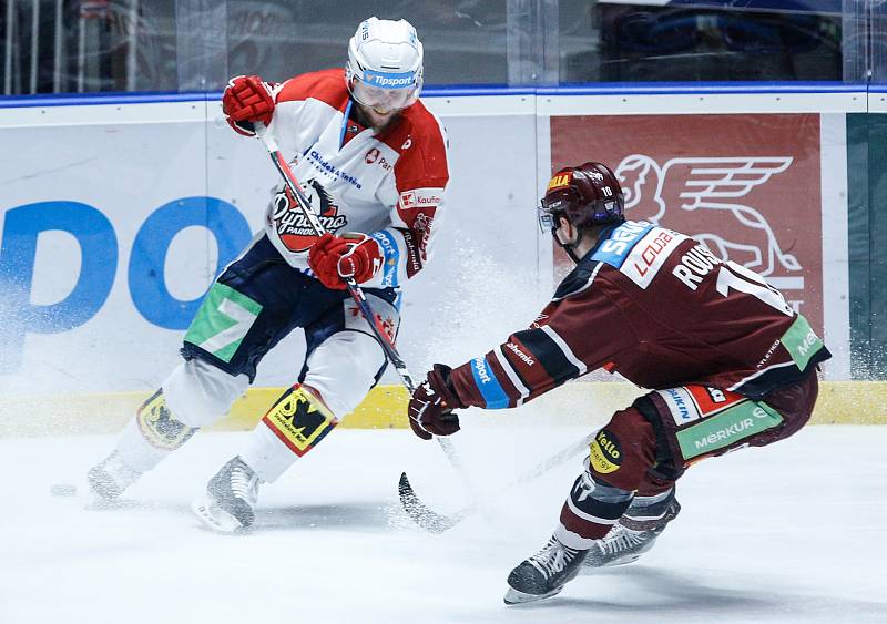 Hokejové utkání Tipsport extraligy v ledním hokeji mezi HC Dynamo Pardubice (v bíločerveném) a HC Sparta Praha (v červeném) v pardudubické enterie areně.