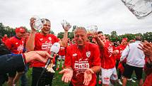 Oslavy titulu mistra Fobalové národní ligy týmu FK Pardubice na hřišti pod Vinicí v Pardubicích.