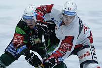 Hokejové utkání Tipsport extraligy v ledním hokeji mezi HC Dynamo Pardubice (v bílém)  a HC Energie Karlovy Vary (v černozeleném) v pardudubické ČSOB pojišťovna ARENĚ.