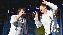 Umí to rozbalit! Nestárnoucí zpěváci Petr Kotvald a Stanislav Hložek předvedli ve Svítkově skvělé vystoupení.