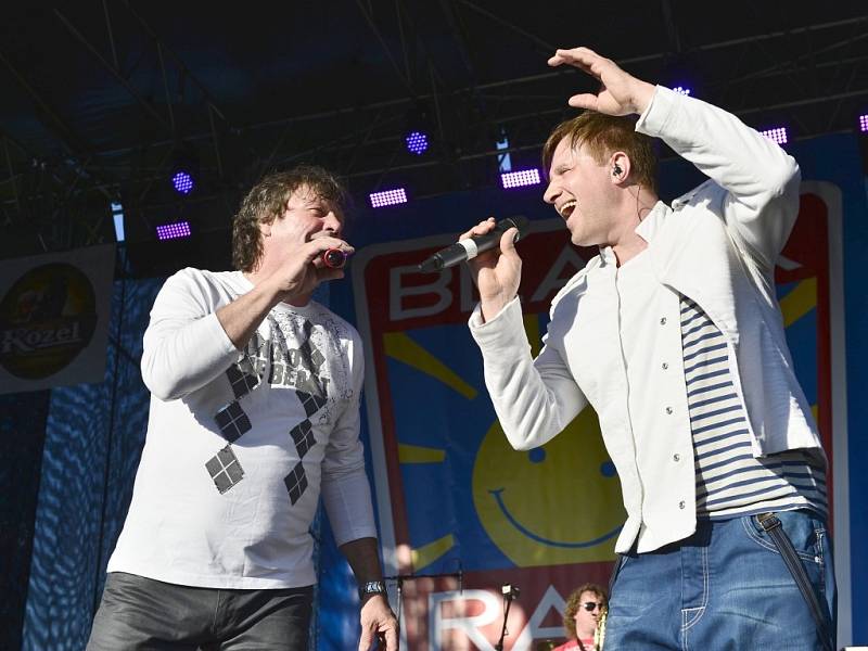 Umí to rozbalit! Nestárnoucí zpěváci Petr Kotvald a Stanislav Hložek předvedli ve Svítkově skvělé vystoupení.