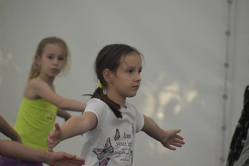 Tanečníkům chyběl pohyb. Proto taneční škola z Pardubic a Chrudimi přišla s projektem tanečních stanů.