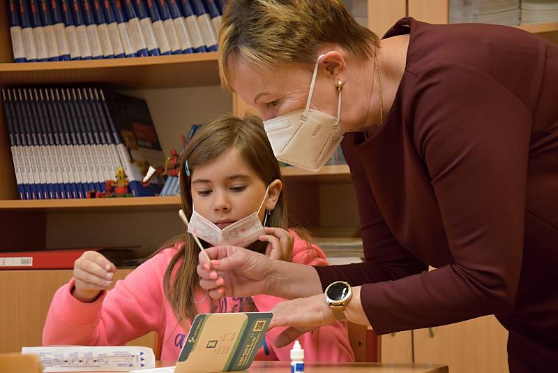 Testování dětí v Základní škole v Dolním Újezdu u Litomyšle bylo v klidu a před půl osmou ráno neměl ředitel školy Jan Sigl hlášený od žáků žádný pozitivní test.