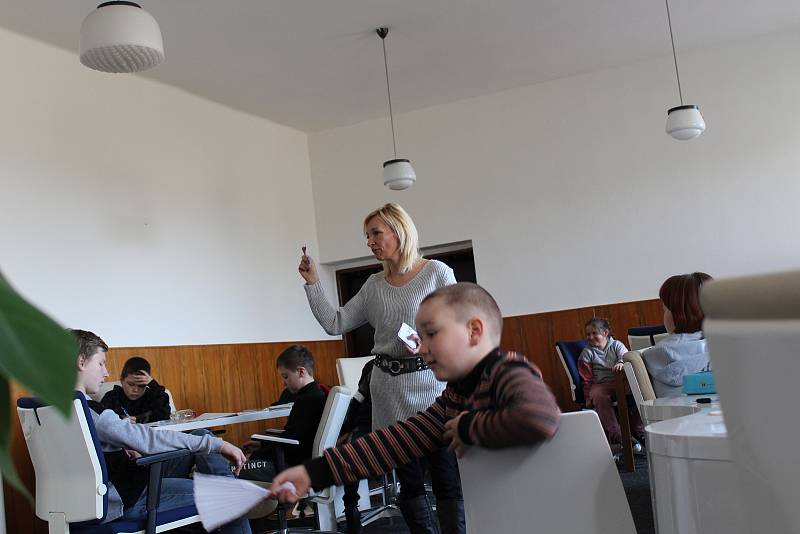 Výuka češtiny na adaptačním kursu pro Ukrajinské děti v Holicích.