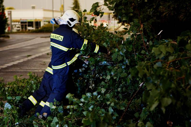 Ulice Svobody v Pardubicích. Hasiči zde odstraňovali popadané větve z vozovky.