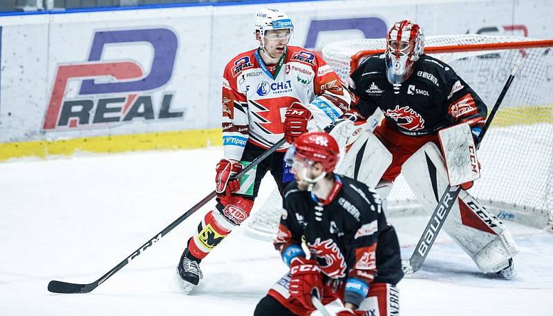 Hokejové utkání Tipsport extraligy v ledním hokeji mezi HC Dynamo Pardubice (v červenobílém) a HC Oceláři Třinec (v černočerveném) v enteria aréně.