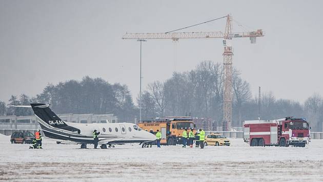 Letadlo po přistání v Pardubicích skončilo mimo dráhu. Drobný incident se naštěstí obešel bez zranění i hmotných škod. 