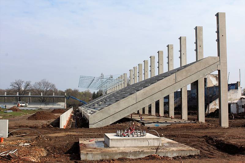 Stavba letního stadionu pokračuje podle plánu