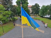 Nad budovou krajského úřadu vlaje vlajka Ukrajiny.