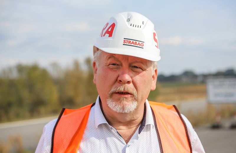 Setkání kandidátů  na hejtmana Pardubického kraje na rozestavěné dálnici D35 u Opatovic nad Labem.