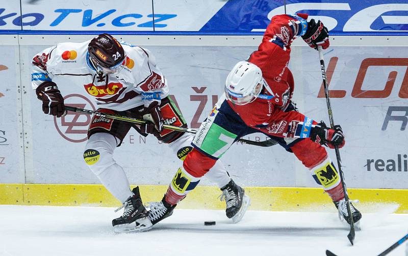 Hokejové utkání 43. kola Tipsport extraligy v ledním hokeji mezi HC Dynamo Pardubice (v červeném) a HC Sparta Praha (v bílém) v pardudubické ČSOB pojišťovna ARENĚ.