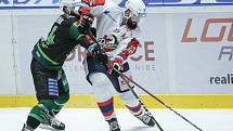 Extraligový hokejový duel mezi HC Dynamo Pardubice (v bílém) a HC Energie Karlovy Vary.