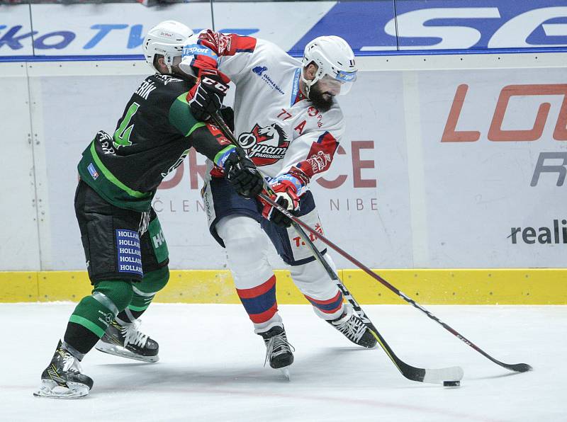 Extraligový hokejový duel mezi HC Dynamo Pardubice (v bílém) a HC Energie Karlovy Vary.