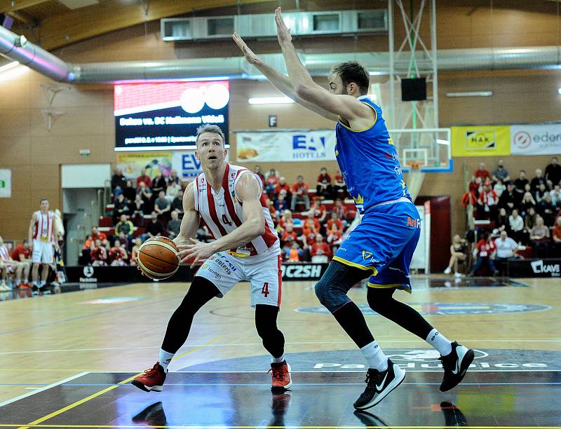 Basketbalové utkání Kooperativy NBL mezi BK JIP Pardubice (v červenobílém) a BK Opava (v modrém) v pardubické hale na Dašické.